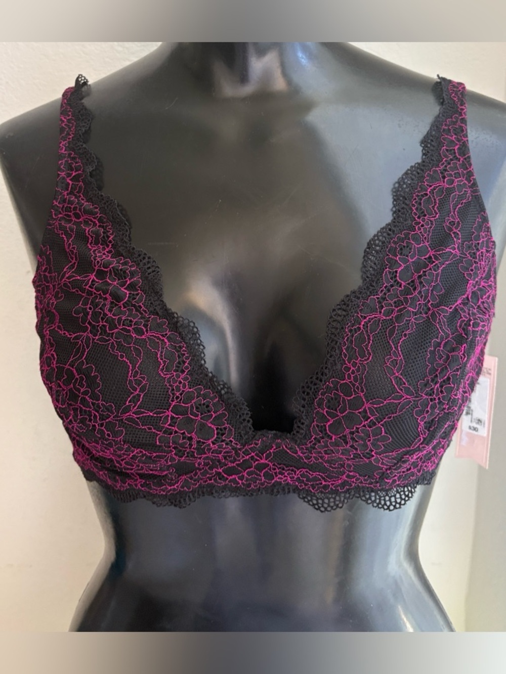 AMBRIELLE Lace Bralette Black w Pink  Wireless  Plunge NWT Sizes M  & L